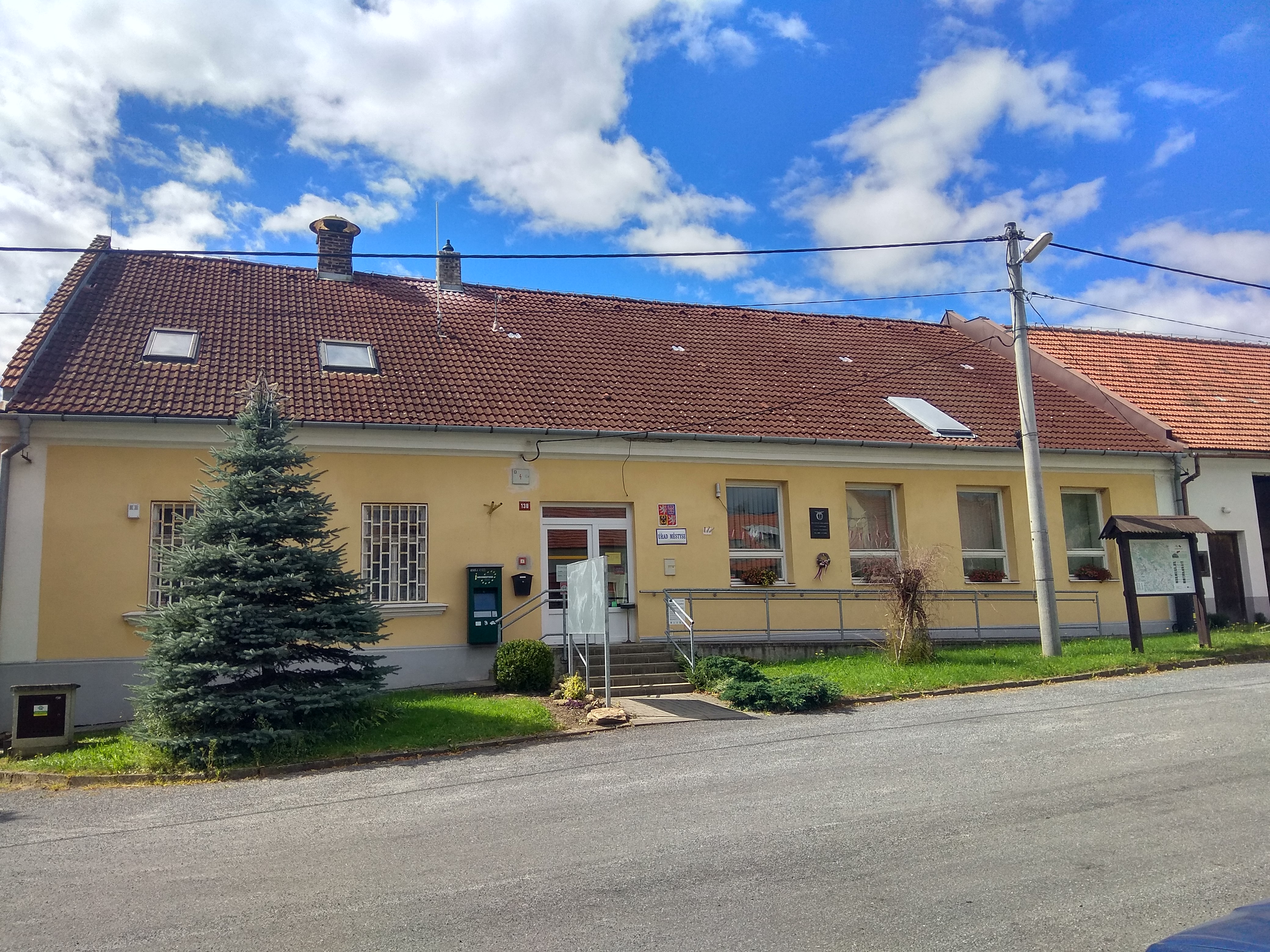 prostor před úřadem městyse Bobrová - 4160 x 3120